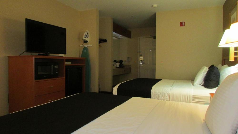 Queen Room with Two Queen Beds interior